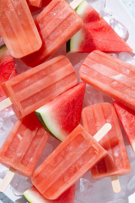 Strawberry Sunrise, Fruity Popsicles, Vegan Popsicles, Mango Popsicles, Watermelon Popsicles, Frozen Watermelon, Frozen Dessert Recipe, Sweet Watermelon, Cut Watermelon