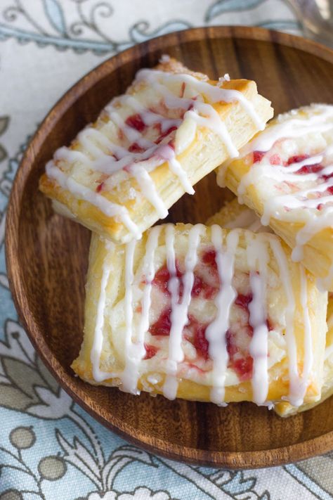 Raspberry Cream Cheese Danish, Raspberry Cream Cheese, Cheese Danish Recipe, Pastries Recipes Dessert, Puff Pastry Filling, Puff Pastry Desserts, Cream Cheese Danish, Raspberry Cream, Cheese Danish