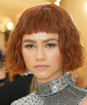 Zendaya - Zendaya went full on Joan of Arc, from her choppy auburn bob down to her armor-inspired Versace. Auburn Bob, Razor Cut Bob, Singer Fashion, Low Maintenance Haircut, Uma Thurman, Bob With Bangs, Hairdos For Curly Hair, Joan Of Arc, Chic Hairstyles