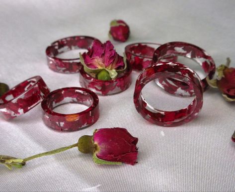 Rose Petals In Resin, Rose Resin Art, Rose Petal Resin, Resin Idea, Resin Jewerly, Resin Pendant Diy, Resin Arts, Wood Resin Table, Coffee Gifts Card