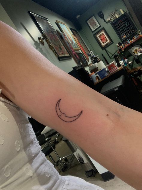 Simple Moon Tattoos, Lil Tatoos, Moon Tattoo Simple, Simple Moon Tattoo, Girl Activities, Crescent Moon Tattoo, Activities For Girls, Hand Poke, Tattoo Inspo