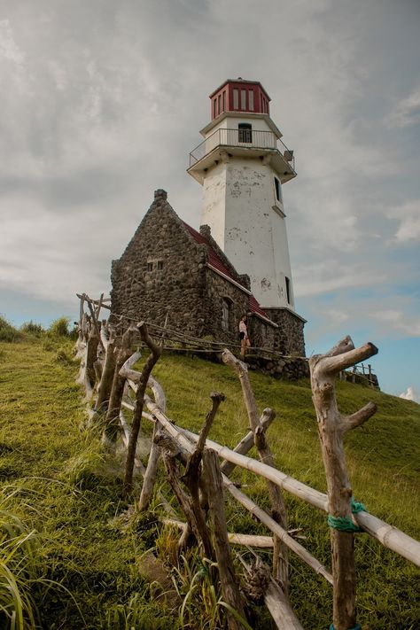 Tayid Lighthouse in Batanes Ivatan House In Batanes, Batanes Aesthetic, Batanes Photography, Phillipines History, Philippines Houses, Philippines Wallpaper, Batanes Philippines, Vietnam Tour, Boulder Beach