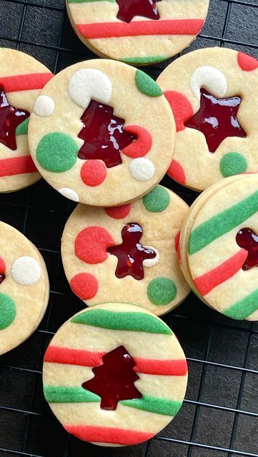 Glass Sugar Cookies Snow Globe, Christmas Cookies Inspiration, Butter Cookies Decoration, Rolled Cookies Christmas, Red And White Christmas Cookies, Christmas Linzer Cookies, Christmas Buttercream Cookies, Christmas Sugar Cookies Decorated Easy, Elegant Christmas Cookies