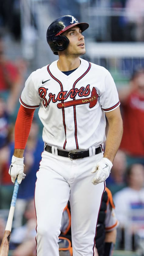 Matt Olson watches post-hit as the ball leaves the park. Braves Wallpaper, Atlanta Braves Wallpaper, Ole Miss Baseball, Max Fried, Brave Wallpaper, Baseball Outfits, Matt Olson, Hot Baseball Players, Elvis Presley Memories