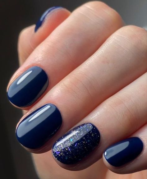 17 Trendy Round Nail Ideas for Fall 2023 Deep Blue Nails Short, Dark Blue Gel Nails Short, Dark Blue Manicure, Dark Blue Nails With Glitter, Designs For Round Nails, Dark Blue Nails Short, Round Nail Ideas, Navy Nails Design, Minimalist Manicure