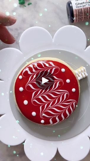 Christmas Cookies Decorated Ornament, Christmas Ornament Cookies, Christmas Sugar Cookie Designs, Sugar Cookie Decorating, Food Decorating, Straight As, Lines And Dots, Easy Christmas Ornaments, Ornament Cookies