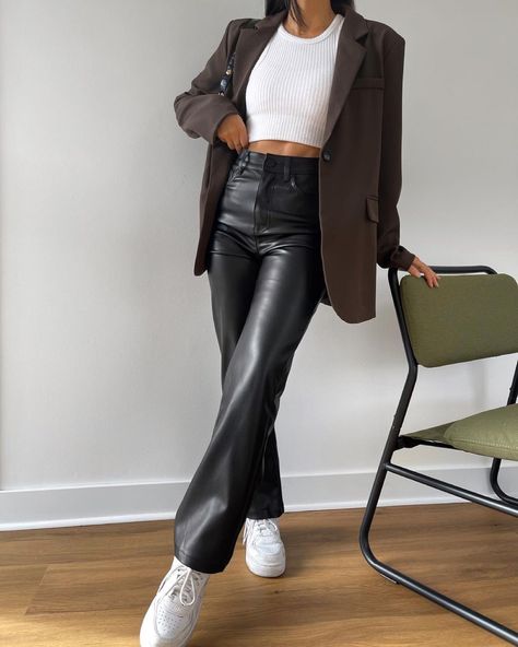 Leather Flare Pants Outfits, Flares Outfit, Leather Trousers Outfit, Lederhosen Outfit, Legs Outfit, Leather Pants Outfit, Blazer Outfit, Trendy Fall Outfits, Leather Trousers