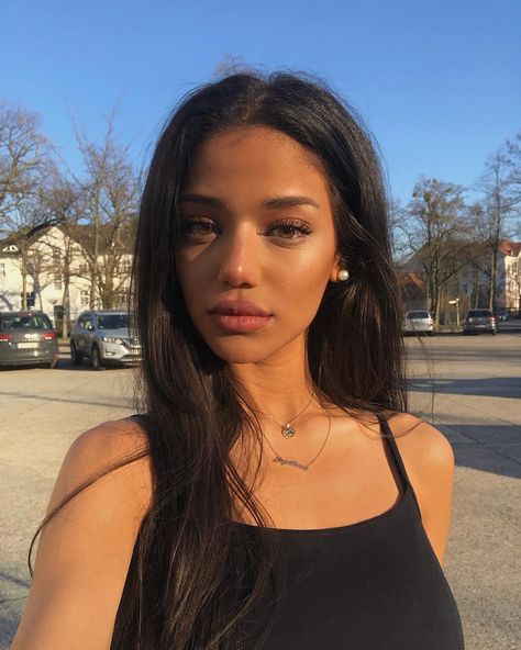 Dina Denoire on Instagram: “it was sunny for like one day” Dina Denoire, Pretty Tan, Girl With Brown Hair, Brunette Girl, Tan Skin, Brown Skin, Dark Hair, Aesthetic Girl, Girl Hairstyles