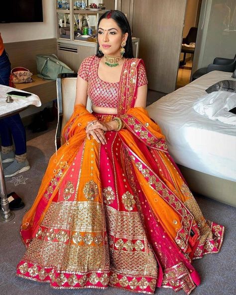 @shreedesignersaree: “Thisssssssssssssssssssssss Lehenga !!! 😍😍 We've Officially Fallen For This New Age Bridal Lehenga…” Dupatta Draping, Orange Lehenga, Haldi Outfits, Simple Lehenga, Lehenga Dupatta, Latest Bridal Lehenga, Bridal Dupatta, Wedding Lehenga Designs, Lehenga Designs Simple