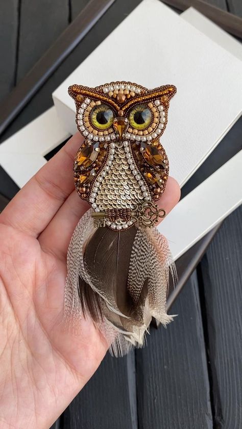 Owl Embroidery, Owl Brooch, Bead Crafts Diy, Hand Beaded Embroidery, Embroidered Brooch, Diy Bead Embroidery, Sewing Crafts Tutorials, Vintage Jewelry Art, Handwork Embroidery Design