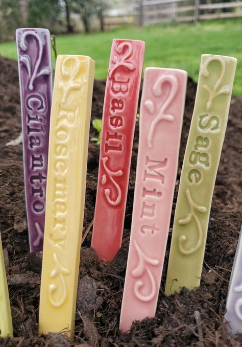 Beautiful Herb Markers for your Garden - Remodelando la Casa Clay Plant Markers, Das Clay Ideas, Herb Garden Markers, Gardening Herbs, Clay Plant, Herb Markers, Beginner Pottery, Plant Tags, Clay Crafts Air Dry