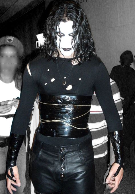 Eric Draven The Crow Costume, Halloween Costume Villain, Eric Draven Cosplay, Eric Draven Costume, The Crow Halloween Costume, The Crow Makeup, The Crow Costume, Goth History, Crow Cosplay