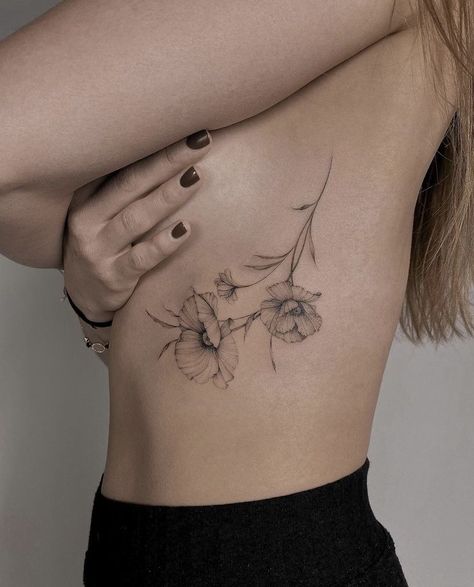 Poppy Tattoo Thigh, Rib Floral Tattoos For Women, Poppy Back Tattoo, Poppy Spine Tattoo, Types Of Flowers Tattoo, Floral Sternum Tattoo Women, Poppy Bouquet Tattoo, Delicate Feminine Tattoos, Fingerprint Tattoos