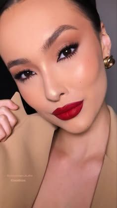 Red Lipstick Makeup Brown Eyes, Old Glam Makeup, Simple Makeup With Red Lipstick, Make Up Looks For Red Dress, Red Gown Makeup Look, Smokey Eye Red Lip Makeup, Classy Makeup Looks Red Lips, Makeup For Red Dress Formal, Eye Makeup For Red Lips