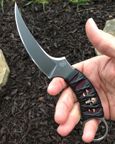 @bastinelliknives #eknives Knife Types, Forging Ideas, Otf Knives, Knife Template, Spyderco Knives, Trench Knife, Tactical Pocket Knife, Diy Knife, Benchmade Knives