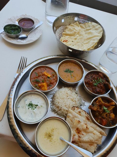 North Indian Thali, Dinner Recipes Indian, Recipes Indian Food, Indian Thali, Indian Food Photography, Healthy Indian Recipes, Vegetarian Lunch, Delicacy Food, India Food