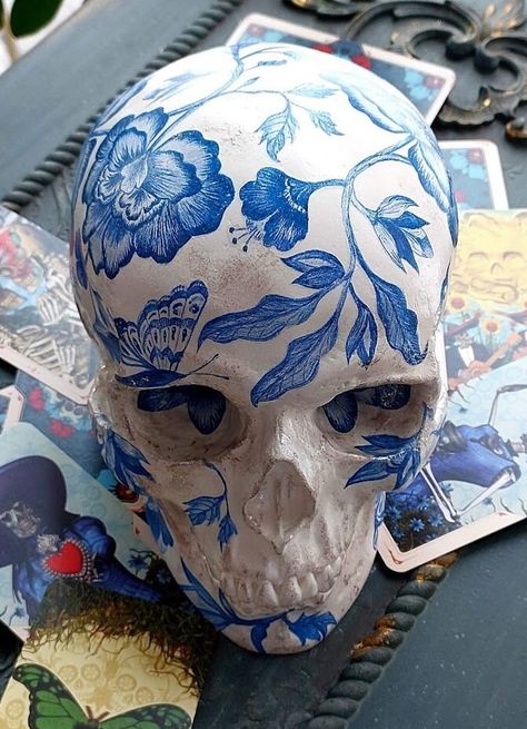 Styrofoam Skull Painting Ideas, Skull Ideas Decor, Skull Sculpture Art, Painted Skull Ideas, Jawbone Art, Paper Mache Skull, Decorated Skulls, Skull Masks, Painted Skulls