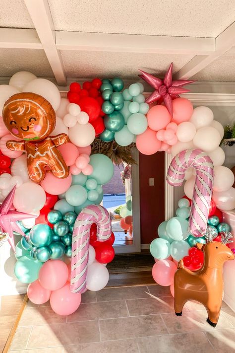 Christmas Balloon Garland, New Year Birthday Party, Candy Theme Birthday Party, Christmas Balloon Decorations, Deco Ballon, Holiday Balloons, Christmas Decorations Centerpiece, Gingerbread Party, Bridal Shower Balloons