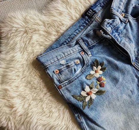 Embroidered Jeans Diy, Jeans Bordados, Embroidery Jeans Diy, Embroidered Trousers, Clothes Embroidery, Clothes Embroidery Diy, Simple Hand Embroidery Patterns, Denim Embroidery, Diy Embroidery Designs