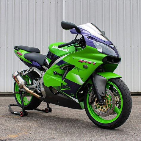 Kawasaki Ninja Bike, Kawasaki Bike, Kawasaki Zx9r, Cars India, Ninja Bike, Harley Davidson Engines, Kawasaki Bikes, Crotch Rocket, Sports Bike