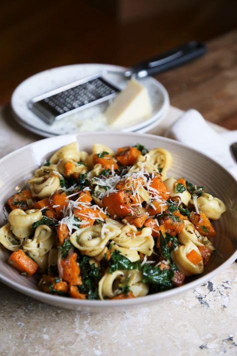 Warm Roasted Butternut Squash and Kale Tortellini Salad - Supper With Michelle Leftover Food Recipes, Kale Tortellini, Fall Meal Prep, Butternut Squash And Kale, Cheese Tortellini Soup, Butternut Squash Kale, Spinach Ravioli, Baked Butternut Squash, Leftover Food