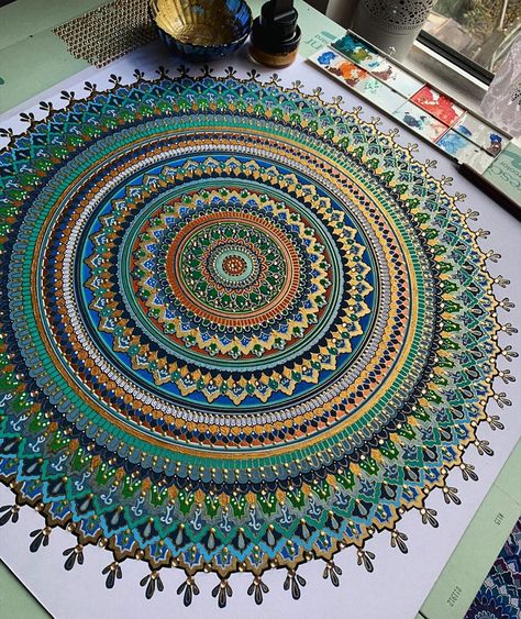 Using Gold Leaf, Turquoise Mandala, Paint With Acrylics, Mandala Art Therapy, Mandala Background, Pen Art Drawings, Sacred Geometry Art, Gold Mandala, Mandala Art Lesson