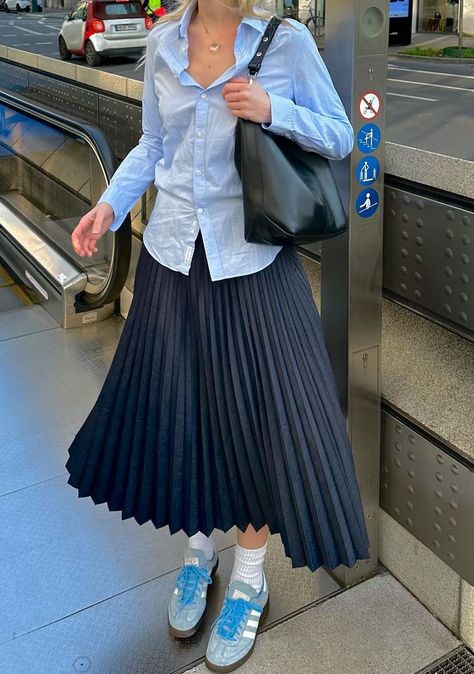 Uniqlo Pleated Skirt, Navy Pleated Midi Skirt Outfit, Black Pleated Maxi Skirt Outfit, Black Pleated Midi Skirt Outfit, Midi Pleated Skirt Outfit, Blue Pleated Skirt Outfit, Unrealistic Outfits, Pleated Maxi Skirt Outfit, Modest Stylish Outfits