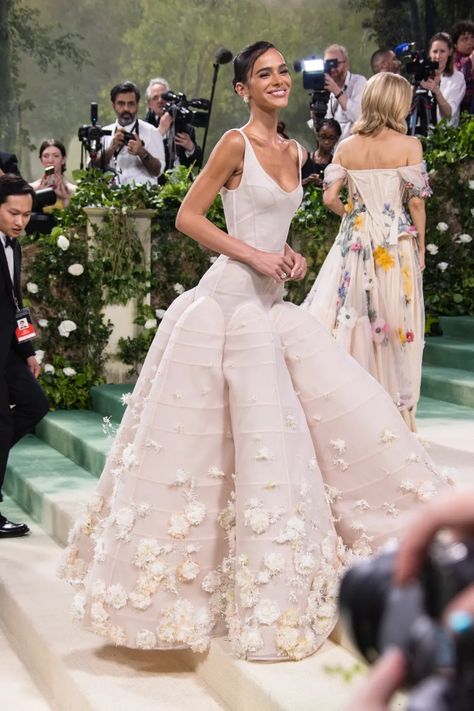 Met Gala 2024 Red Carpet: Photos, Live Updates Met Gala Outfits, Met Gala Dresses, Gala Outfit, Met Gala Red Carpet, Famous Fashion, Celebrity Red Carpet, Gala Dresses, Glam Dresses, Red Carpet Dresses