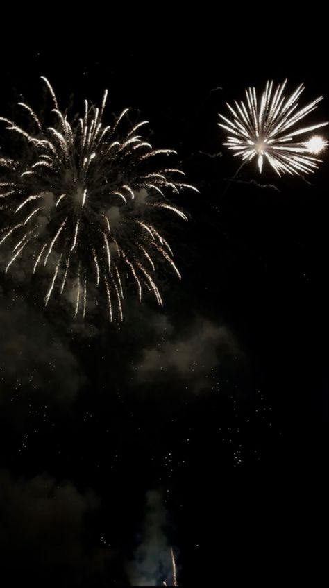 Black Fireworks Aesthetic, Night Fireworks Aesthetic, Low Exposer Aesthetic, Bonfire Night Aesthetic, Aesthetic Jupiter, Low Exposure Wallpaper, Gossip Girl Lifestyle, Black And White Fireworks, Low Exposure Aesthetic Wallpaper