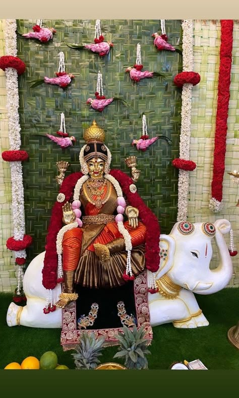 Traditional Indian Decor, Varalakshmi Pooja, Flower Garland Diy, Varalakshmi Vratham, Mandir Decoration, Pooja Decor, Home Flower Decor, Indian Wedding Decor, Hindu Calendar