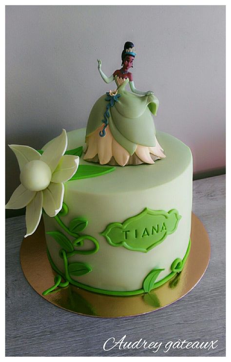 Princess Ans Frog Cake, Princess The Frog Cake, Princess And The Frog Birthday Party Cake, Princess And The Frog 3rd Birthday, Tiana Princess And The Frog Cake, Princess Tiana Birthday Cake Ideas, Princess And The Frog Smash Cake, Princess Tiana Cakes, Princess And Frog Cake