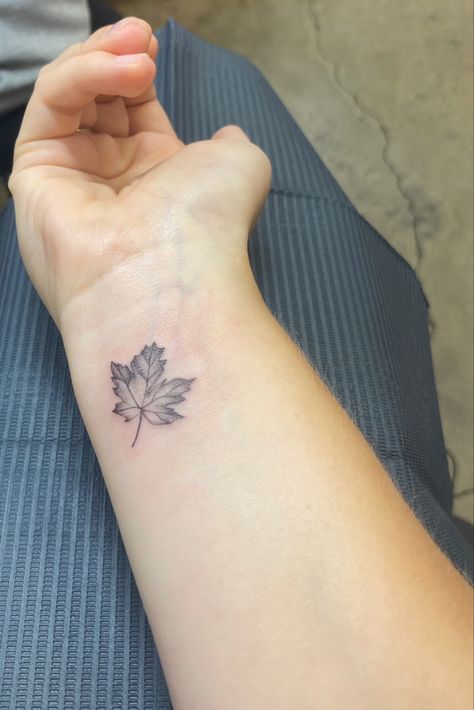 Falling Leaf Tattoo, Minimalist Leaf Tattoo, Fall Tattoo, Delicate Flower Tattoo, Autumn Tattoo, Leaf Tattoo, Illustration Art Girl, Sister Tattoos, Delicate Flower