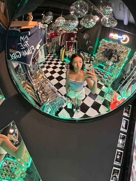 Concave Mirror Selfie, Convex Mirror Selfie, Mirror Restaurant, Concave Mirror, Underground Bar, Concave Mirrors, Selfie Wall, Store Design Boutique, Bedroom Setup