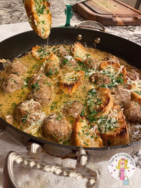 French Onion Meatballs French Onion Meatballs Instant Pot, French Onion Meatballs Crockpot, French Onion Meatballs, Onion Meatballs, French Recipes, Recipes Beef, Meatball Ingredients, Onion Sauce, Beef Meatballs