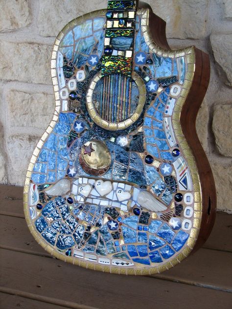 How to Mosaic a Guitar - Rhythm and Blues Mosaic Guitar, Mosaic Madness, Mosaic Stained, Blue Mosaic, Guitar Art, Rhythm And Blues, Glass Mosaics, Mosaic Ideas, Mosaic Projects