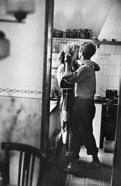 DANSE DANS LA CUISINE, LA BANLIEUE PARISIENNE. ELIOTT ERWITT, 48. Elliott Erwitt, Black And White Photograph, Two People, The Kitchen, Dancing, Black And White, White, Black