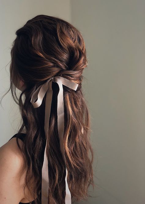 Great Free Half up half down hair wedding Ideas With your wedding event, you intend to seem the prettiest from head to feet, since everyone’s eyes #Free #Great #hair #Ideas #wedding Cottagecore Hair, Ribbon Hairstyle, Hair Ribbons, Peinados Fáciles Para Cabello Corto, Half Up Half Down Hair, White Ribbon, Aesthetic Hair, Hair Dos, Balayage Hair