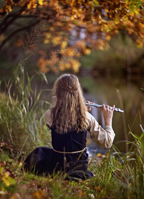 #art #artist #beautiful #gorgeous Flute Aesthetic, Playing Flute, Medieval Woman, Flute Music, Fantasy Magic, Airbrush Art, Foto Art, Iron Age, Music Aesthetic