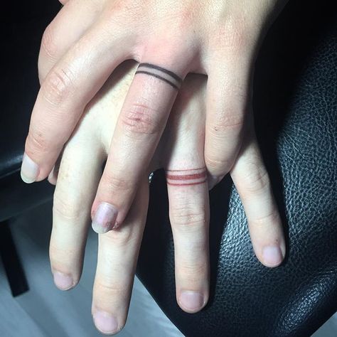 Tatouage : TOP 60 des plus beaux RING TATTOOS ! Cross Ring Tattoo Wedding Bands, Simple Wedding Band Tattoo, Ring Finger Tattoo For Men Simple, White Ring Tattoo Wedding Bands, Cross Wedding Ring Tattoo, Lion Hand Tattoo Men, Tatoo Ring, Lion Hand Tattoo, Browning Tattoo