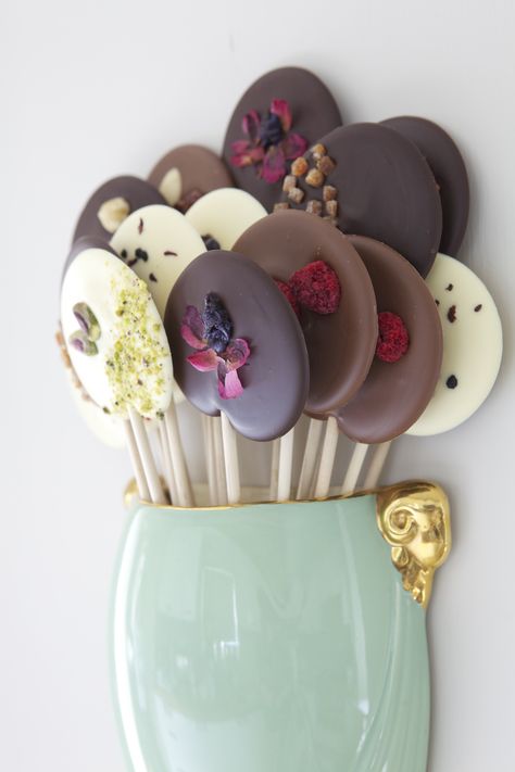 Makanan Rendah Kalori, Chocolate Business, Lollipop Recipe, Chocolate Ideas, Chocolate Lollipops, Luxury Chocolate, Chocolate Art, בר מצווה, Handmade Chocolates