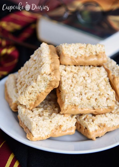 This is the treat for Harry Potter fans! Butterbeer Krispy Treats are so chewy and full of that butterbeer flavor. Perfect for a Harry Potter party! Butterbeer Rice Krispies, Butter Beer Rice Krispie Treats, Harry Potter Snacks, Cupcake Diaries, Butterbeer Recipe, Butter Beer, Harry Potter Food, Krispy Treats, Rice Krispy