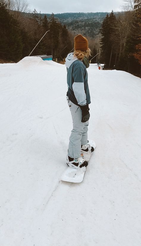 Snowboard Pics Ideas, Snow Board Aesthetic, Cute Snowboarding Hairstyles, Snow Boarding Pictures, Snow Boarding Outfits, Snowboarder Aesthetic, Girl Snowboarding Outfits, Snowboarding Style Outfits, Snowboard Girl Aesthetic