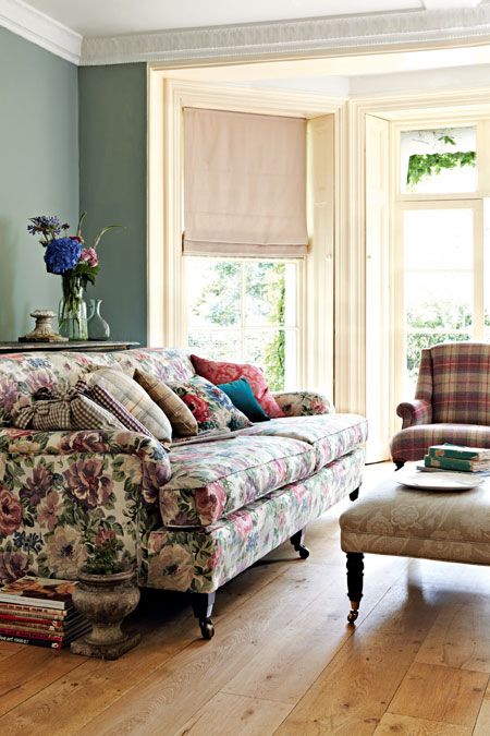 . Printed Fabric Sofa, Salas Living Room, Eclectic Homes, Floral Sofa, Cottage Shabby Chic, Printed Sofa, English Decor, Country Living Room, Sofa Living Room