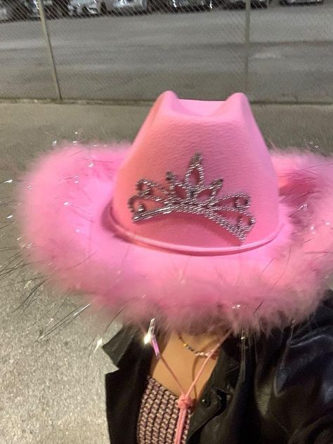 Pink Cowgirl Aesthetic, Hslot Outfit Ideas, Pink Cowboy Hat, Pink Cowboy, Hat Aesthetic, Cowgirl Birthday Party, Harry Styles Concert, Chapeau Cowboy, Cowgirl Aesthetic