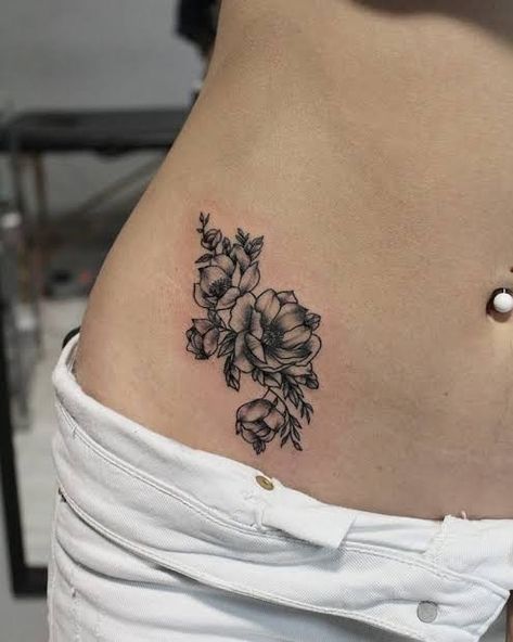 Pelvis Tattoos Women Cover Up, Tattoo Bride, Brides With Tattoos, Back Tattoo Women, Tattoo Feminina, Cover Up Tattoo, Women's Cover Up, Lower Back Tattoos, Henna Tattoo