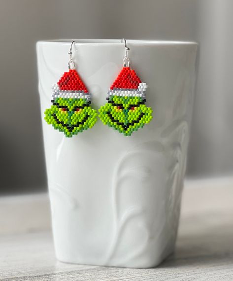 Grinch Earrings, Miyuki Beads Pattern, Beaded Jewelry Pattern, Beautiful Beaded Earring, Seed Bead Jewelry Patterns, Handmade Beaded Earrings, Seed Bead Crafts, Holiday Beading, Miyuki Delica Beads