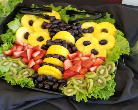 Bumble Bee fruit tray Bumblebee Fruit Tray, Winnie The Pooh Fruit Tray Ideas, Sunflower Birthday Party Food, Bumble Bee Fruit Tray, Honey Bee Food Ideas, Bee Cheeseball, Bee Fruit Tray, Bumble Bee Themed Food, Bee Gender Reveal Party Food