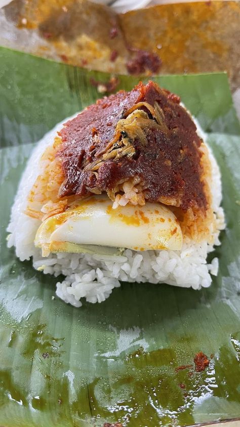 When I was searching for the best nasi lemak only for breakfast then this restaurant show up. Located at Bandar Rimbayu but it's a Chinese restaurant this nasi lemak bungkus supplier is Malay as I see she send over the whole bag of nasi lemak bungkus. Nasi Lemak Bungkus, Famous Food, Indonesian Cuisine, Nasi Lemak, Shah Alam, Chinese Restaurant, Food And Drink, Snacks, Ethnic Recipes