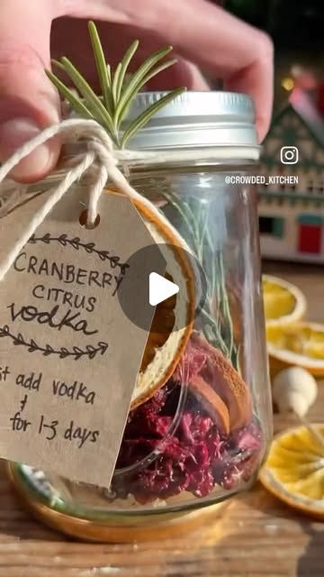 Oregon City Guide on Instagram: "DIY Holiday Infusion kits make wonderful holiday gifts… just add a little @trail_distilling 🎄Video by @crowded_kitchen 🥰" Diy Sangria Gift Basket, Alcoholic Drink Gift Ideas, Drink Kits Diy Gifts, Diy Infused Cocktail Kit, Diy Cocktail Infusion Jar Recipe, Cocktail Kit Gift Diy, Wine Present Ideas, Gifts With Alcohol, Homemade Alcohol Gifts