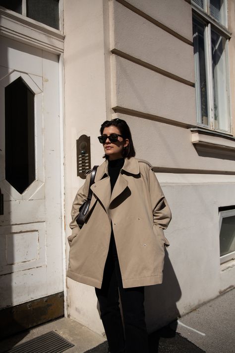 A new Take on the Trenchcoat // Arket Short Trenchcoat + Giorgio Armani La Prima Bag — VIENNA WEDEKIND Short Trench Coat Street Style, Short Trenchcoat, Trench Coat Street Style, Short Trench Coat, Persian Fashion, Clothing Sketches, Fashionable Snow Boots, Trench Coat Outfit, Trench Jacket